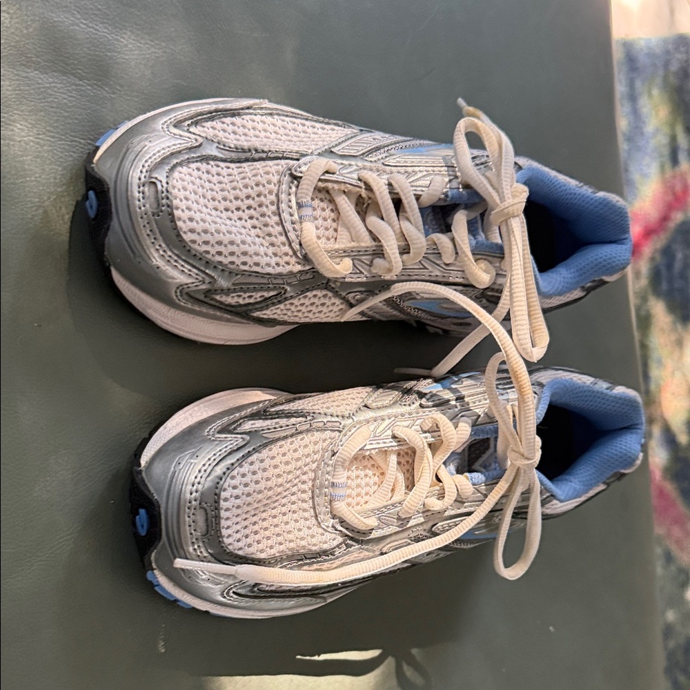 New Balance Women's Sneakers in White and Blue